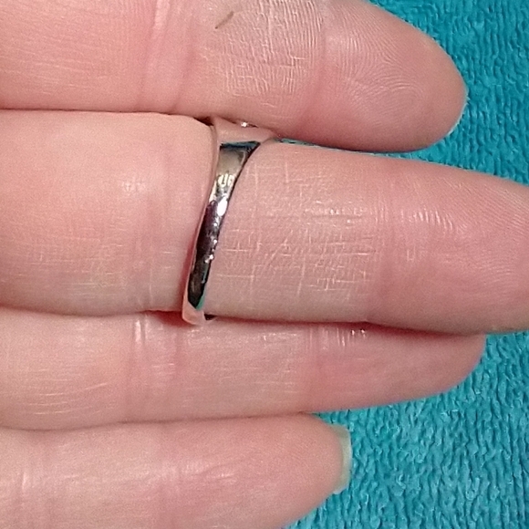 Elegant Green Gemstone Heart Silvertone Ring - Picture 3 of 4